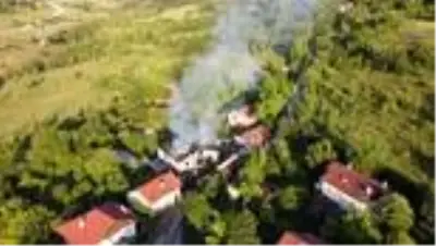 Çıkan yangında 3 katlı ahşap ev kullanılamaz hale geldi