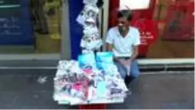 Hiçbir koruyucu özelliği olmayan siyah maskeler, ciltte tahrişe ve egzamaya neden oluyor Hiçbir koruyucu özelliği olmayan siyah maskeler, ciltte tahrişe ve egzamaya neden oluyor