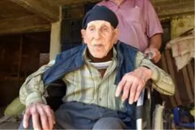 Erdoğan hayranı 103 yaşındaki Mestan Dede, sağlığını alkol ve sigaradan uzak durmaya bağlı olduğunu... Erdoğan hayranı 103 yaşındaki Mestan Dede, sağlığını alkol ve sigaradan uzak durmaya bağlı olduğunu...