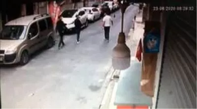 Fatih'te camdan bilgisayar atarak hırsızlık kamerada Fatih'te camdan bilgisayar atarak hırsızlık kamerada