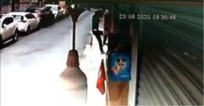 Fatih'te camdan bilgisayar atarak hırsızlık kamerada Fatih'te camdan bilgisayar atarak hırsızlık kamerada