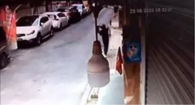 Fatih'te camdan bilgisayar atarak hırsızlık kamerada Fatih'te camdan bilgisayar atarak hırsızlık kamerada