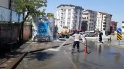 Gebze'de caddelerinde temizlik sürüyor Gebze'de caddelerinde temizlik sürüyor