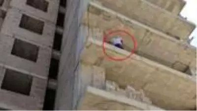 Hamile eşi tarafından eve alınmayan şahıs, iki saatte iki binaya çıkıp intihar girişiminde bulundu Hamile eşi tarafından eve alınmayan şahıs, iki saatte iki binaya çıkıp intihar girişiminde bulundu