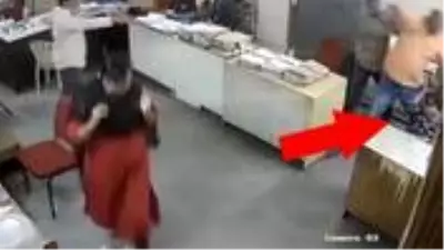 'Maskeni tak' diye uyaran iş arkadaşına saldırıp saçından sürükledi 'Maskeni tak' diye uyaran iş arkadaşına saldırıp saçından sürükledi