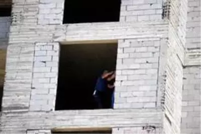 İnşaata çıkan şahsı polis ikna etti İnşaata çıkan şahsı polis ikna etti