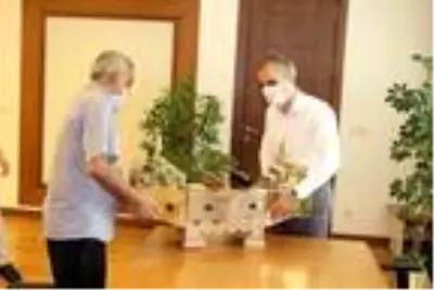 İş bulamayınca boya sandığı istedi, başkan hediye etti
