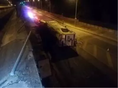 İzmir'de bariyerleri aşan TIR alt yola uçtu