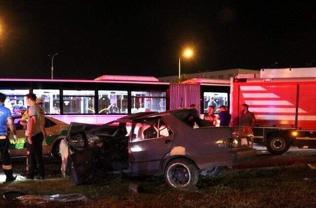 İzmir'de trafik kazası: 1ölü, 5 yaralı İzmir'de trafik kazası: 1ölü, 5 yaralı