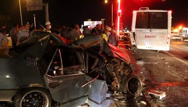 İzmir'de trafik kazası: 1ölü, 5 yaralı İzmir'de trafik kazası: 1ölü, 5 yaralı