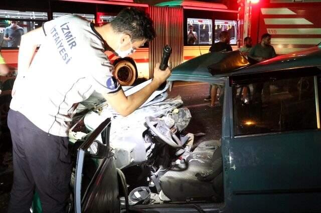 İzmir'de trafik kazası: 1ölü, 5 yaralı İzmir'de trafik kazası: 1ölü, 5 yaralı