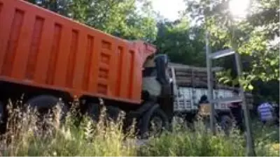 Kamyonlar kafa kafaya çarpıştı: 2 yaralı