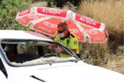 Kavurucu sıcak polis memurunu da vurdu, trafik polisi kazada plaj şemsiyesiyle görev yaptı Kavurucu sıcak polis memurunu da vurdu, trafik polisi kazada plaj şemsiyesiyle görev yaptı