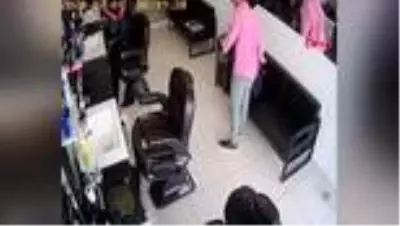 KKTC'de PCR testi sonucunu beklemeden berbere giden turist, iş yeri sahibi tarafından kovuldu. KKTC'de PCR testi sonucunu beklemeden berbere giden turist, iş yeri sahibi tarafından kovuldu.