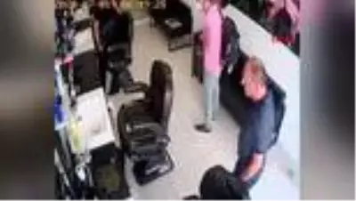 KKTC'de PCR testi sonucunu beklemeden berbere giden turist, iş yeri sahibi tarafından kovuldu. KKTC'de PCR testi sonucunu beklemeden berbere giden turist, iş yeri sahibi tarafından kovuldu.