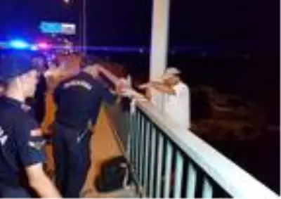 Köprüye çıkıp, boynuna bağladığı iple intihara kalkıştı