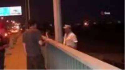 Korkuluk demirine bağladığı ipi boynuna da bağlayarak intihara kalkıştı