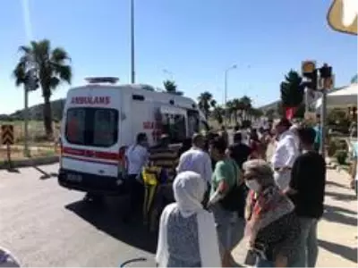 Kuşadası'nda elektrikli motosiklete otomobil çarptı: 1'i ağır 2 yaralı