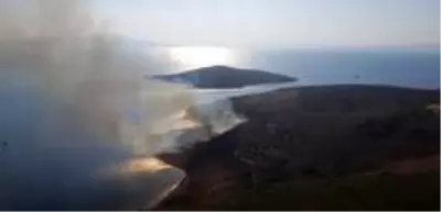 Maden Adası'nda örtü yangını helikopter ile söndürüldü