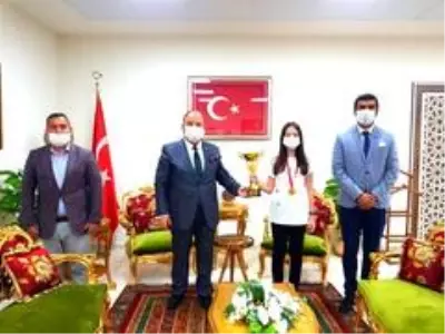 Online Halk Oyunları Yarışması birincisi ödülünü Kaymakam Yıldız'dan aldı