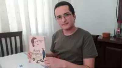 Ortaokul öğrencisi ikinci kitabı için kolları sıvadı Ortaokul öğrencisi ikinci kitabı için kolları sıvadı