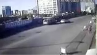 Otomobilin çarptığı yayanın metrelerce havaya uçması kamerada Otomobilin çarptığı yayanın metrelerce havaya uçması kamerada
