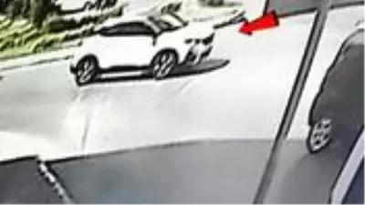Polisten kaçan lüks aracın kaza anı kameraya yansıdı Polisten kaçan lüks aracın kaza anı kameraya yansıdı