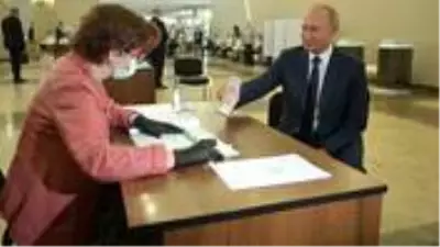 Putin, 2036'ya kadar görevde kalmasını sağlayacak anayasa değişikliği referandumunda oy kullandı Putin, 2036'ya kadar görevde kalmasını sağlayacak anayasa değişikliği referandumunda oy kullandı