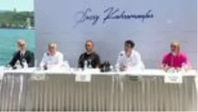 Sağlık çalışanları, Kovid-19'a yenik düşen meslektaşları için türkü seslendirdi (1) Sağlık çalışanları, Kovid-19'a yenik düşen meslektaşları için türkü seslendirdi (1)