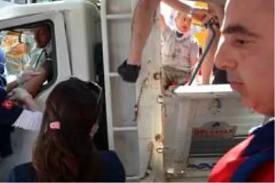 Sinop'ta freni boşalan kamyonet üst geçide çarptı: 2 yaralı Sinop'ta freni boşalan kamyonet üst geçide çarptı: 2 yaralı