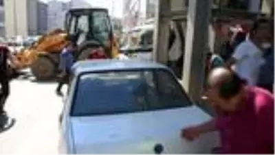 Sinop’ta freni boşalan kamyonet üst geçide çarptı: 2 yaralı
