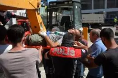 Sinop'ta freni boşalan kamyonet üst geçide çarptı: 2 yaralı Sinop'ta freni boşalan kamyonet üst geçide çarptı: 2 yaralı