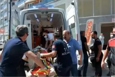 Sinop'ta freni boşalan kamyonet üst geçide çarptı: 2 yaralı Sinop'ta freni boşalan kamyonet üst geçide çarptı: 2 yaralı