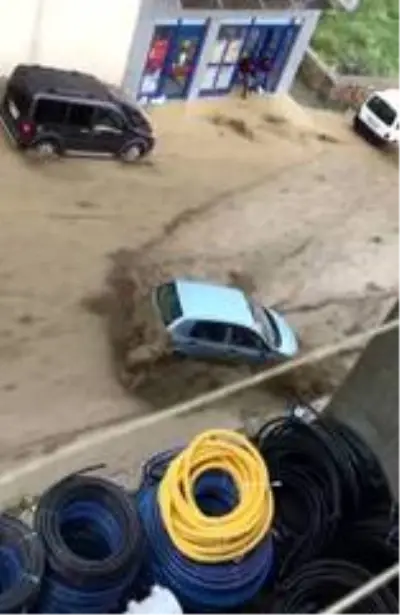 Sivas'ta sel suları otomobili sürükledi, o anlar kameraya yansıdı Sivas'ta sel suları otomobili sürükledi, o anlar kameraya yansıdı