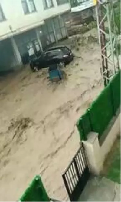 Sivas'ta sel suları otomobili sürükledi, o anlar kameraya yansıdı Sivas'ta sel suları otomobili sürükledi, o anlar kameraya yansıdı