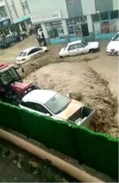 Sivas'ta sel suları otomobili sürükledi, o anlar kameraya yansıdı Sivas'ta sel suları otomobili sürükledi, o anlar kameraya yansıdı