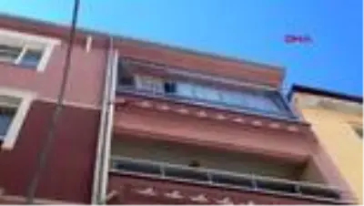 Sokakta kanlar içinde bulundu, 4'üncü kattaki balkondan düştüğü belirlendi Sokakta kanlar içinde bulundu, 4'üncü kattaki balkondan düştüğü belirlendi