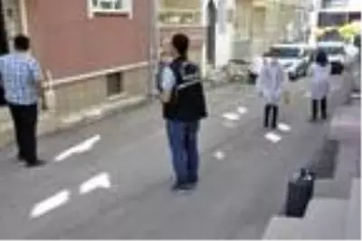 Son dakika haberleri... Sokakta kanlar içinde bulundu, 4'üncü kattaki balkondan düştüğü belirlendi Son dakika haberleri... Sokakta kanlar içinde bulundu, 4'üncü kattaki balkondan düştüğü belirlendi