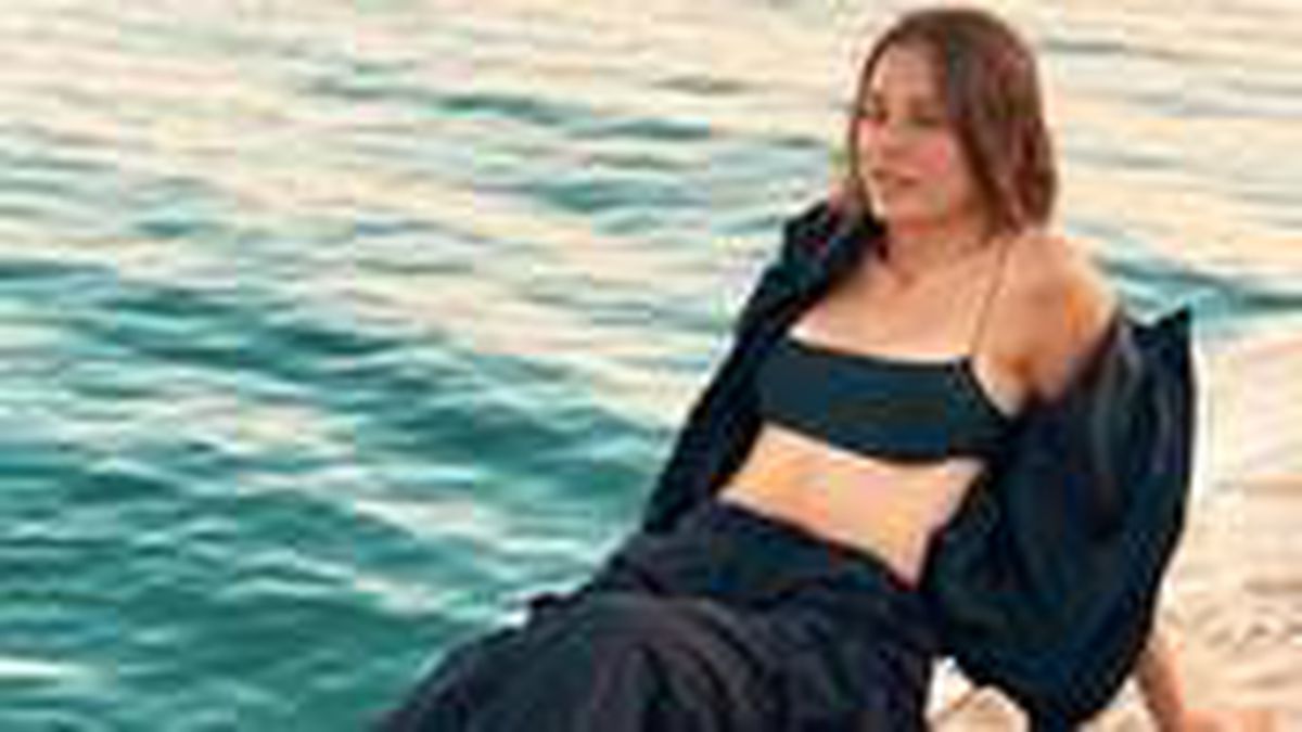 Tatil pozlarını paylaşan Serenay Sarıkaya'nın parmağındaki yüzük takipçilerini ikiye böldü