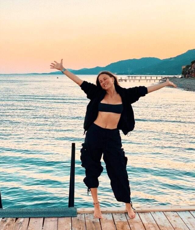 Tatil pozlarını paylaşan Serenay Sarıkaya'nın parmağındaki yüzük kafaları karıştırdı Tatil pozlarını paylaşan Serenay Sarıkaya'nın parmağındaki yüzük kafaları karıştırdı