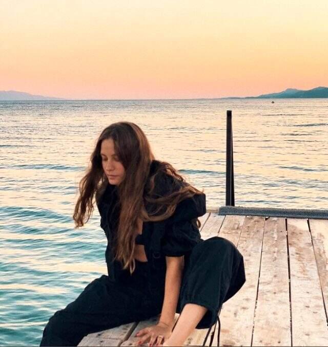 Tatil pozlarını paylaşan Serenay Sarıkaya'nın parmağındaki yüzük kafaları karıştırdı Tatil pozlarını paylaşan Serenay Sarıkaya'nın parmağındaki yüzük kafaları karıştırdı