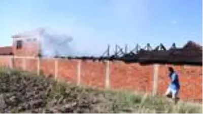 Turgutlu’da bir çiftliğin saman bulunan deposunda çıkan yangın söndürüldü