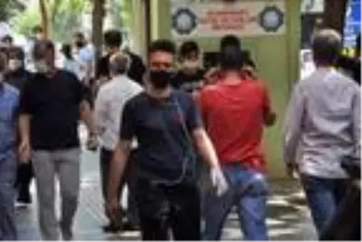 Uzmanlardan 'siyah maske' uyarısı: Koruyuculuğu yok, yüzde egzamalar olabilir Uzmanlardan 'siyah maske' uyarısı: Koruyuculuğu yok, yüzde egzamalar olabilir
