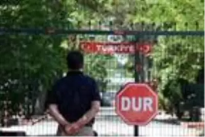 Yunanistan 1 Temmuz'da açılacağını duyurduğu sınır kapıları açmadı