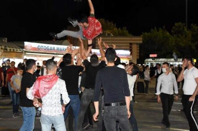 Yurdun dört bir yanında aynı görüntü! Yasak ve cezaya rağmen asker uğurlamadan vazgeçmiyorlar Yurdun dört bir yanında aynı görüntü! Yasak ve cezaya rağmen asker uğurlamadan vazgeçmiyorlar