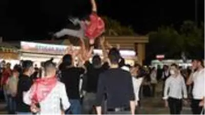 Yurdun dört bir yanında aynı görüntü! Yasak ve cezaya rağmen asker uğurlamadan vazgeçmiyorlar Yurdun dört bir yanında aynı görüntü! Yasak ve cezaya rağmen asker uğurlamadan vazgeçmiyorlar