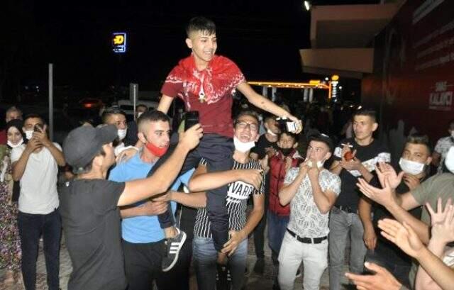 Yurdun dört bir yanında aynı görüntü! Yasak ve cezaya rağmen asker uğurlamadan vazgeçmiyorlar Yurdun dört bir yanında aynı görüntü! Yasak ve cezaya rağmen asker uğurlamadan vazgeçmiyorlar