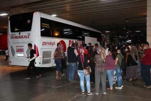 Yurdun dört bir yanında aynı görüntü! Yasak ve cezaya rağmen asker uğurlamadan vazgeçmiyorlar Yurdun dört bir yanında aynı görüntü! Yasak ve cezaya rağmen asker uğurlamadan vazgeçmiyorlar