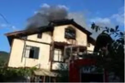 2 katlı ahşap ev çıkan yangında kullanılmaz hale geldi