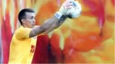 6 ay sahalardan uzak kalması beklenen Fernando Muslera, ameliyatının 16. gününde sahaya indi 6 ay sahalardan uzak kalması beklenen Fernando Muslera, ameliyatının 16. gününde sahaya indi